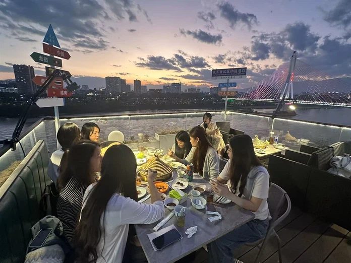 The team had a hot pot dinner together The team had a hot pot dinner together